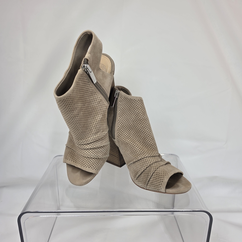 Vince Camuto VCKENNI Peep Toe Bootie Heels Women’s 8M Beige Perforated Zip Sanda